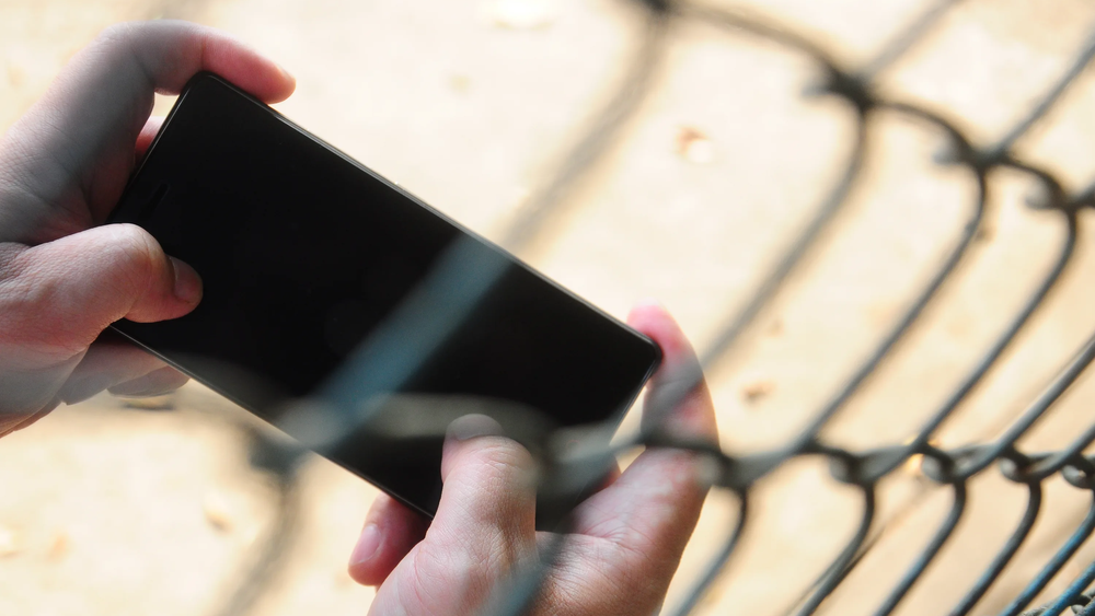 Сотрудники СИН попались на продаже и передаче телефонов заключенным изображение публикации