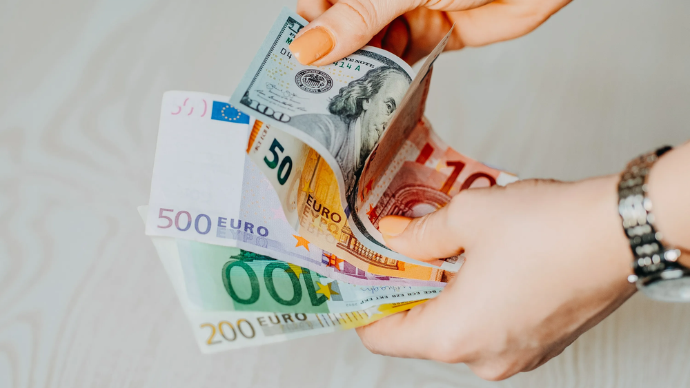 Евро и доллар продолжают дешеветь – курс валют на Моссовете и в комбанках изображение публикации