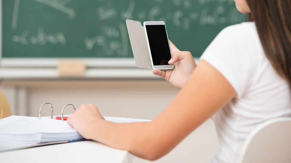 В Кыргызстане ограничат использование мобильных устройств в школах изображение публикации