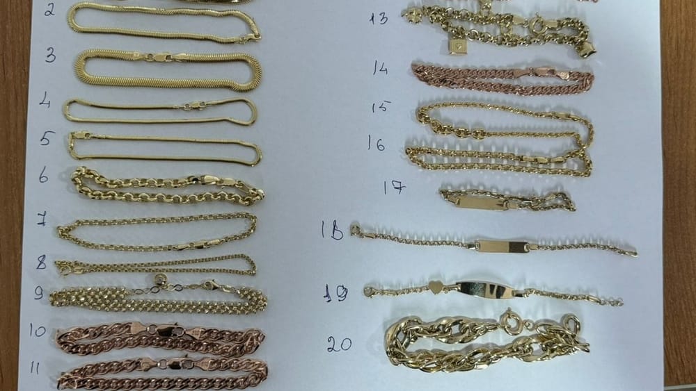 Узбекистанка пыталась незаконно ввезти в КР золотые украшения на 1.6 млн сомов изображение публикации