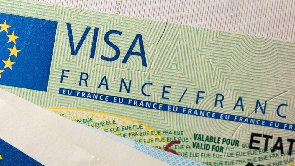 Мошенники в КР обманули иностранку на $8.4 тысячи – обещали помочь оформить визу во Францию изображение публикации