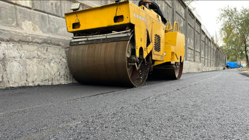 В Бишкеке проводят ремонт тротуаров по улице Льва Толстого изображение публикации