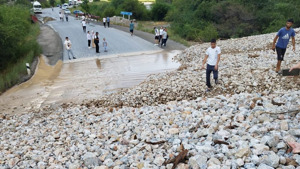 На трассе Бишкек – Ош устраняют последствия селя: дорога закрыта для движения изображение публикации