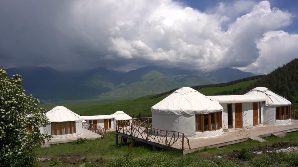 В долине Чон-Кемин открыли новый юрточный глэмпинг «Ала-Куш» изображение публикации