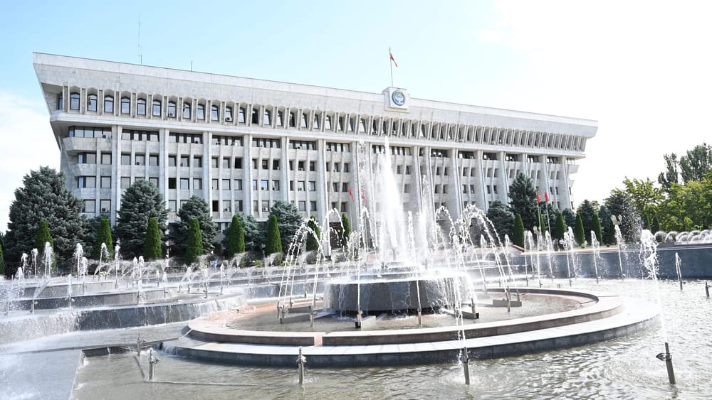 У здания Жогорку Кенеша после ремонта запустили фонтан – ФОТО изображение публикации