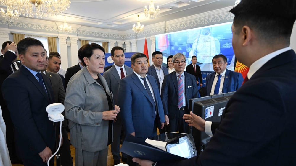 Акылбек Жапаров проверил модернизированное оборудование для голосования изображение публикации