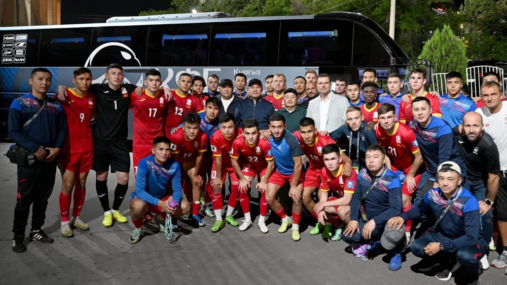Садыр Жапаров подарил новый автобус сборной Кыргызстана по футболу изображение публикации