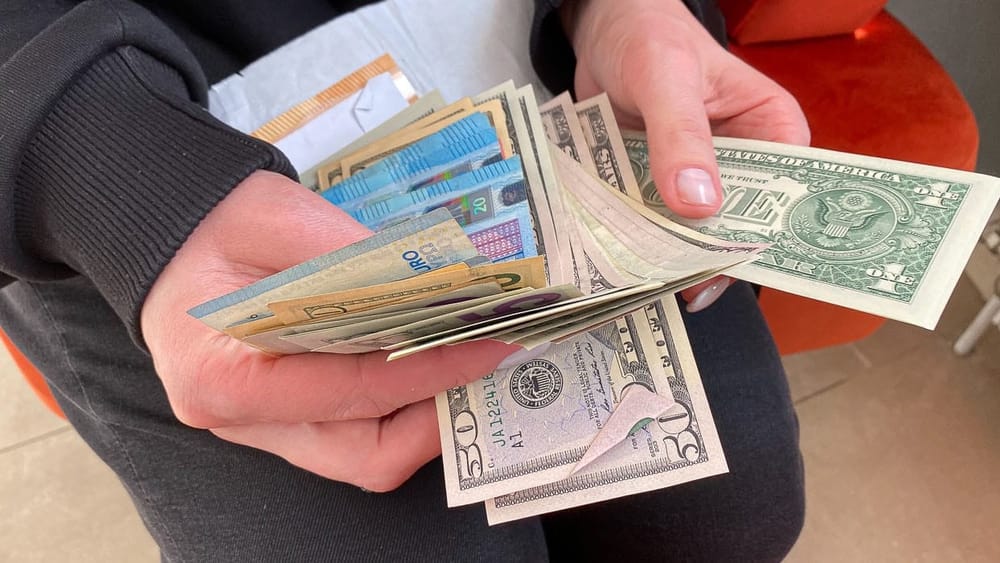 Нацбанк КР оштрафовал трех граждан за нелегальный обмен валют изображение публикации