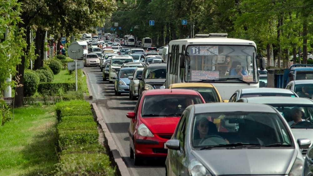 «Четные-нечетные» госномера в Бишкеке: мэрия хочет убрать 20% машин с дорог изображение публикации