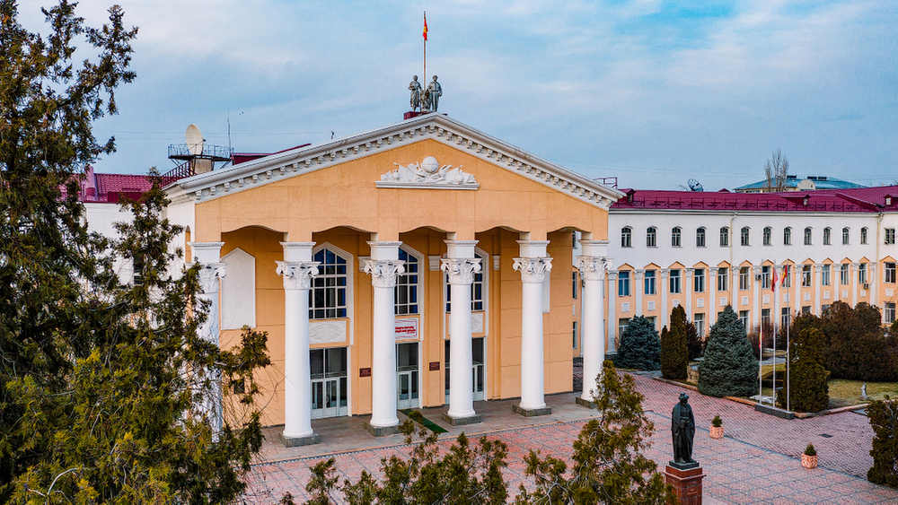 Вузы Кыргызстана смогут повышать цены на контрактное обучение – президент отменил мораторий изображение публикации