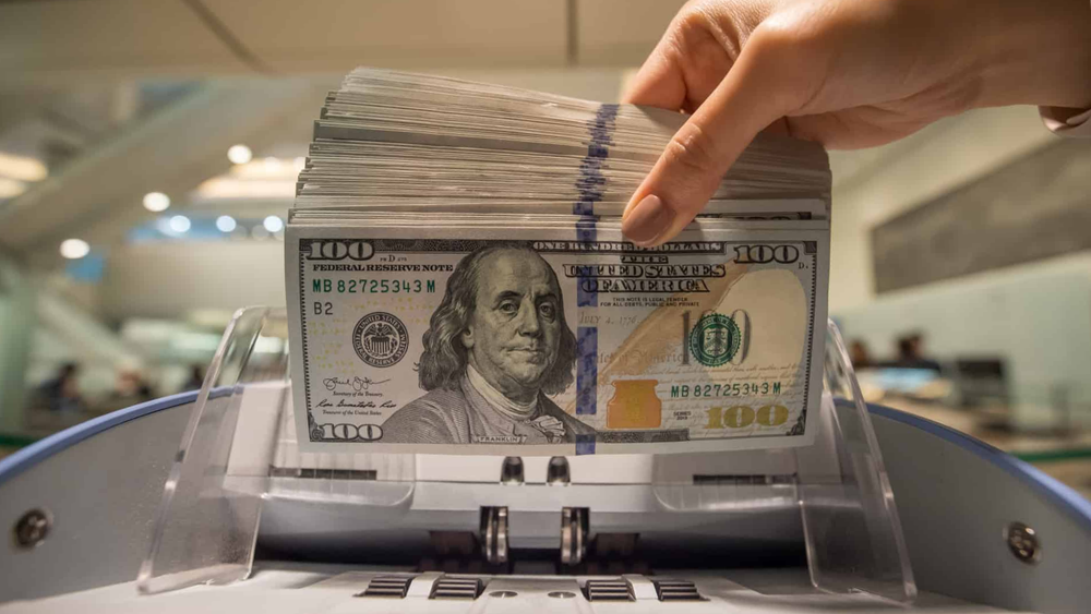 Доллар США продолжает дешеветь — курс валют на Моссовете и в банках КР изображение публикации
