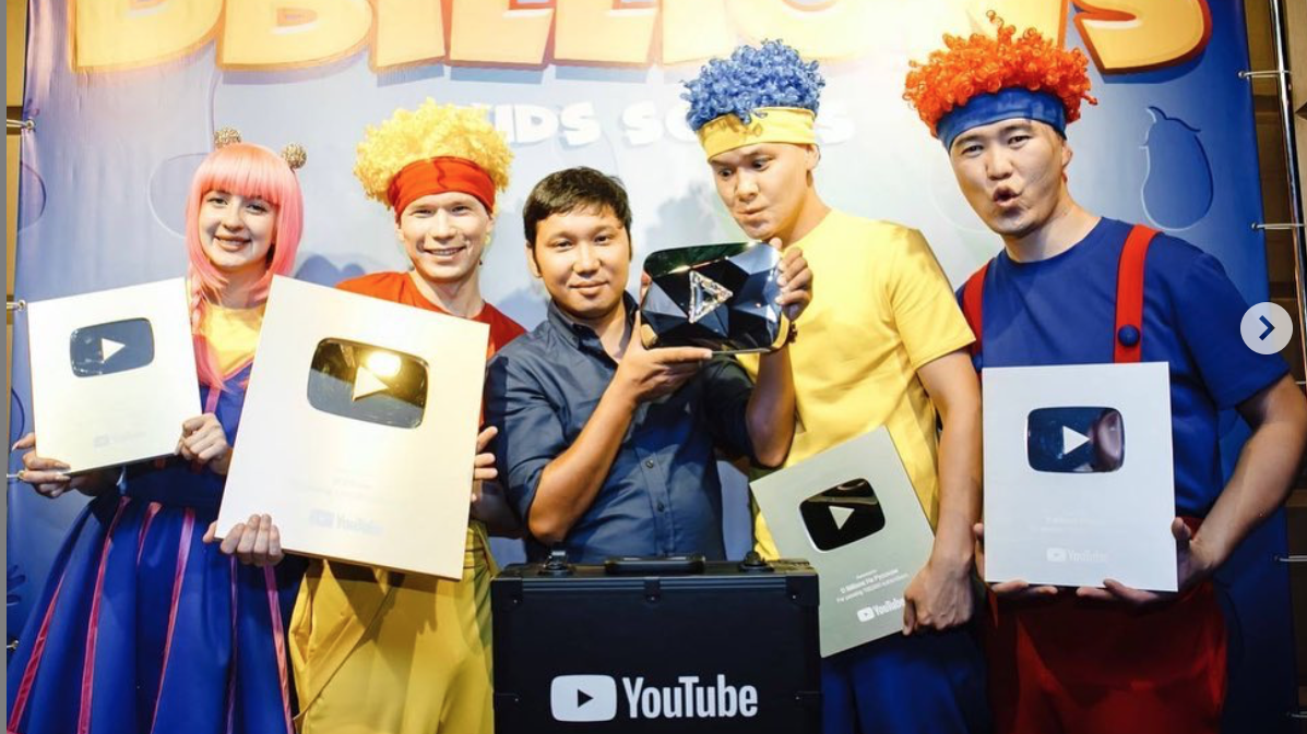 Сколько зарабатывает YouTube-канал D Billions в месяц? Статистика изображение публикации