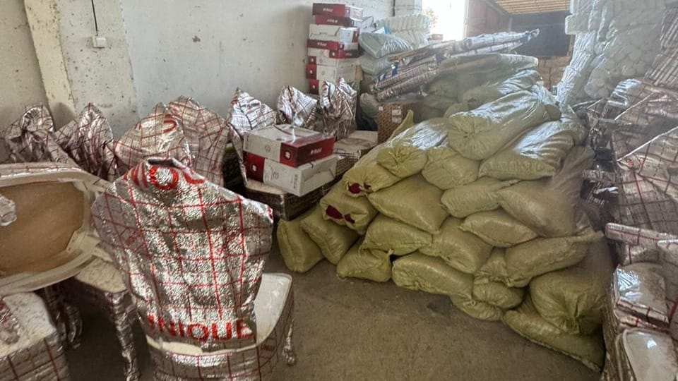 В Ош из Китая пытались контрабандой завезти 6 тонн фурнитуры для бытовой мебели изображение публикации