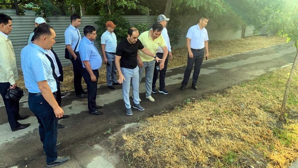 Демонтаж рекламы, снос сухостоя, ремонт тротуаров: улица Баялинова в Бишкеке станет краше изображение публикации