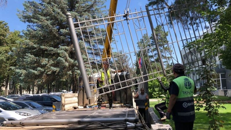 В Бишкеке демонтировали ограждение вокруг здания МИД – фото изображение публикации