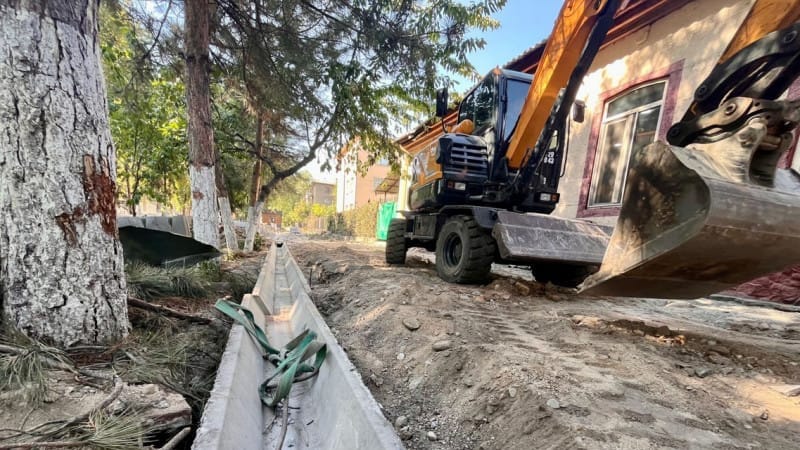 В Бишкеке возле ГКНБ ремонтируют часть улицы Раззакова изображение публикации