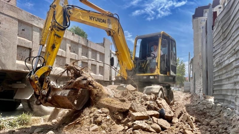 В Бишкеке началась реконструкция тротуара на улице Логвиненко изображение публикации