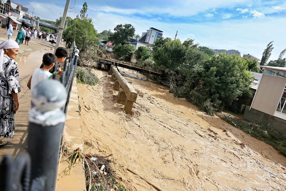 В Оше ввели чрезвычайное положение: река Ак-Буура вышла из берегов после селя изображение публикации