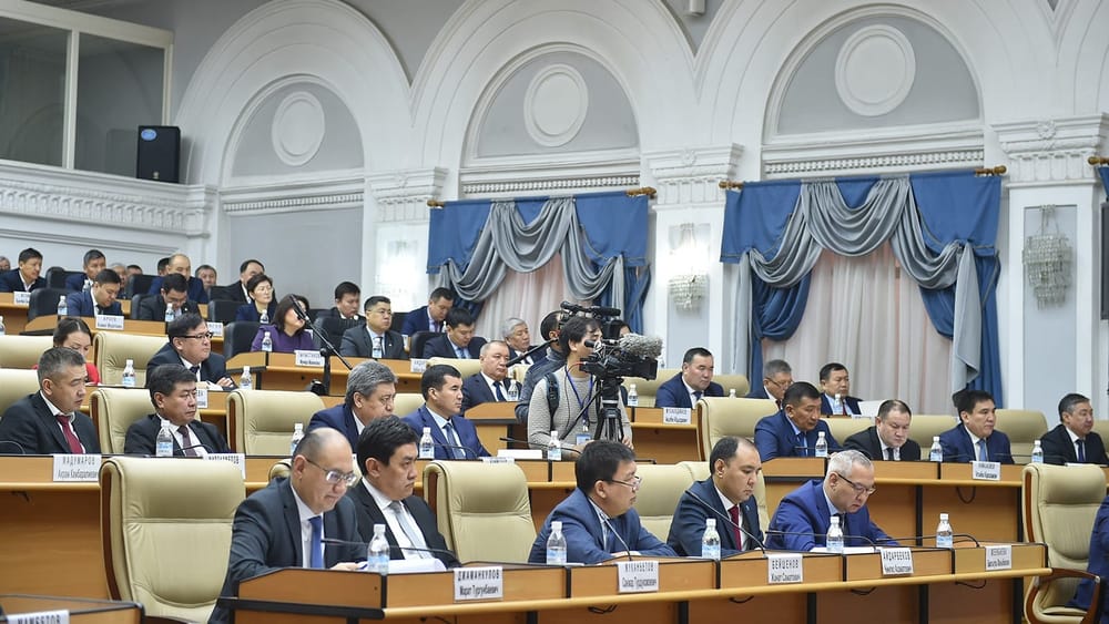 В Кыргызстане насчитывается 19 тысяч государственных и 8 тысяч муниципальных служащих изображение публикации