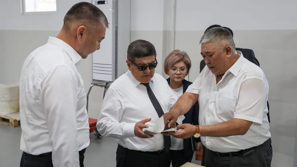 Акылбек Жапаров посетил цех по производству биометрических паспортов в «Учкуне» изображение публикации