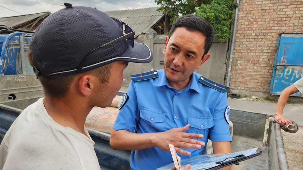 За две недели мэрия Бишкека выписала штрафов на 1.3 млн сомов за выброс мусора изображение публикации