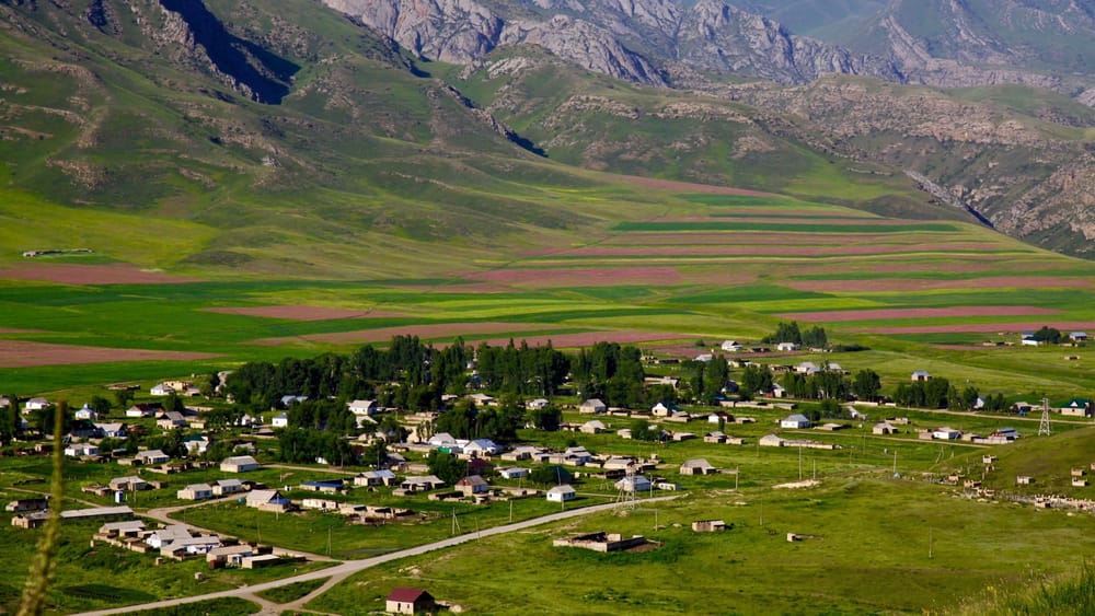 В Кыргызстане утвердили границы 235 айылных аймаков и 33 городов – президент подписал закон изображение публикации