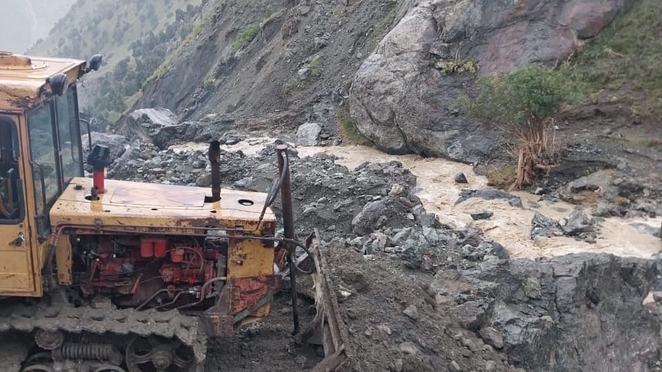 Минтранс устраняет последствия селей на дорогах Джалал-Абадской и Ошской областей изображение публикации