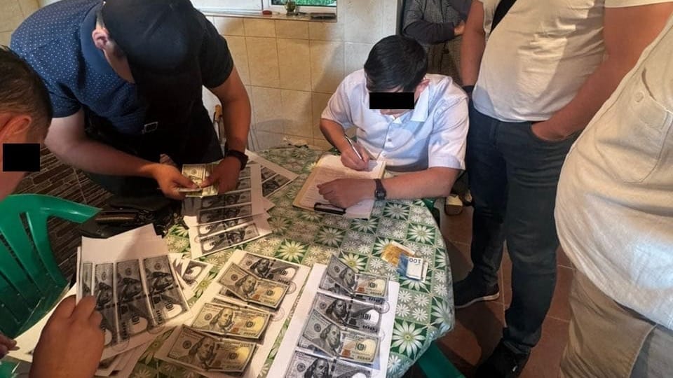 «Вымогали $10 тысяч у подсудимого». В ГКНБ рассказали подробности задержания судей Чуйского облсуда изображение публикации