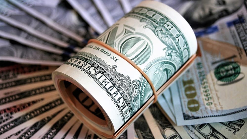 Впервые с декабря 2022 года доллар торгуется ниже 85 сомов — курс валют на Моссовете и в банках КР изображение публикации