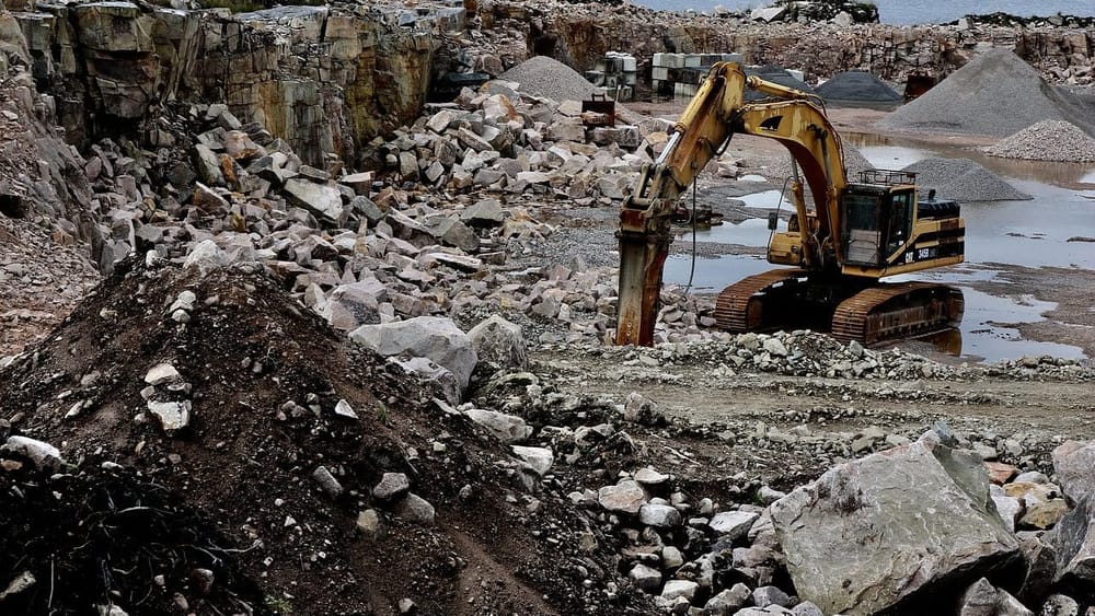 Бесконтрольная добыча полезных ископаемых в Джалал-Абадской области нанесла ущерб экологии на 1.8 млрд сомов изображение публикации