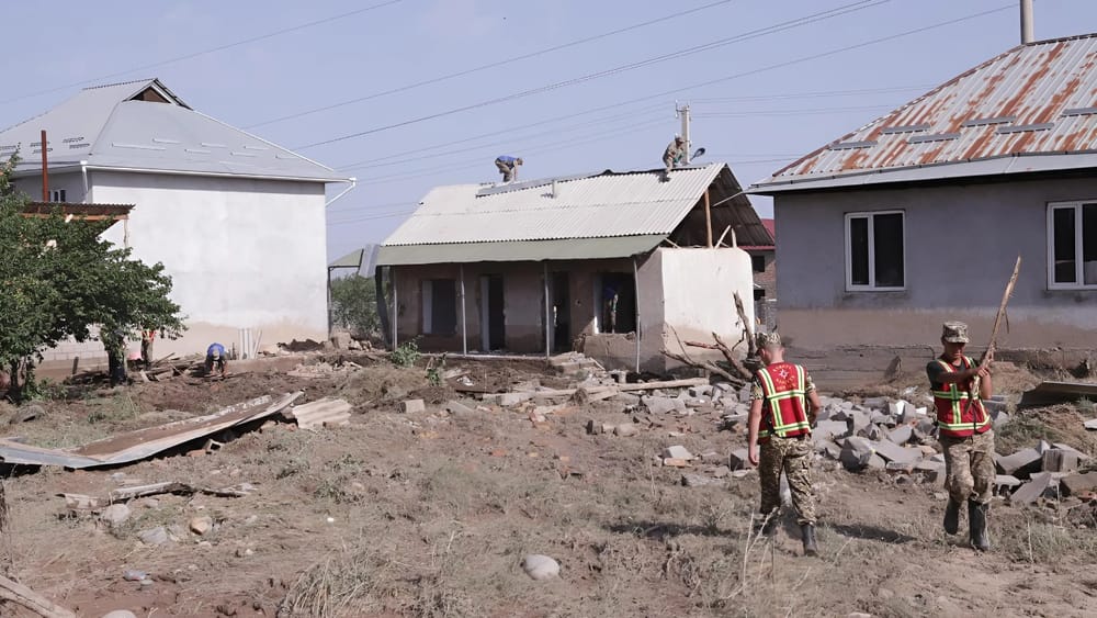 В селе Кыргыз-Чек очищены 137 из 164 пострадавших от селя домов изображение публикации