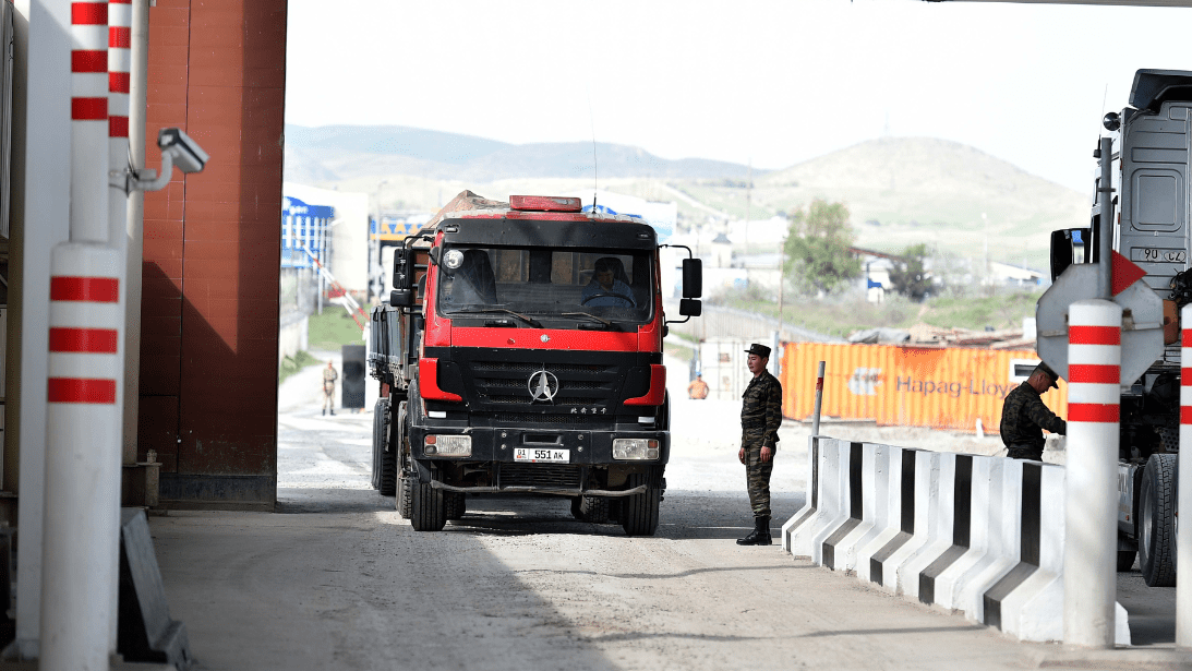 Ремонт дороги вызвал скопление машин на границе Кыргызстана и Казахстана изображение публикации