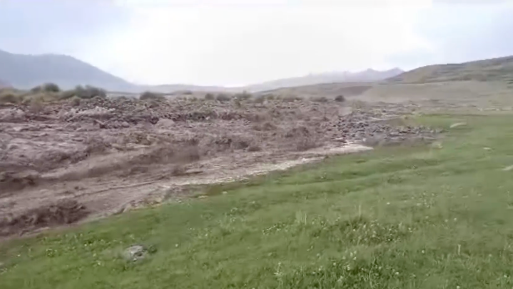 Прорвало озеро Зындан-Тоо в Тонском районе, жителей эвакуируют (ВИДЕО) изображение публикации