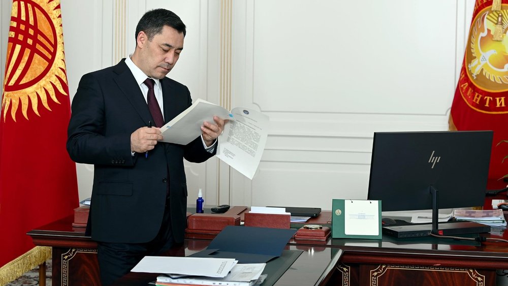 Придется переписать! Садыр Жапаров вернул на доработку в ЖК закон о запрете вейпов изображение публикации