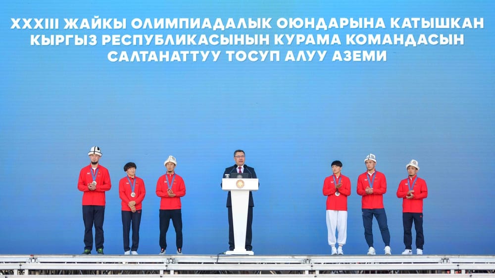 Деньги и автомобили «Made in KG»: Олимпийцы получили награды из рук Садыра Жапарова изображение публикации