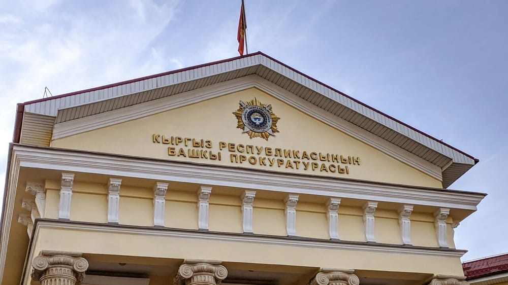 Садыр Жапаров сменил военного прокурора КР изображение публикации