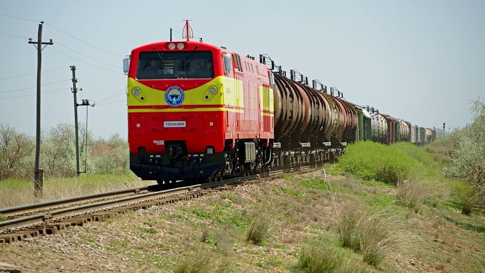 Перевозку тяжелых грузов в КР будут осуществлять только по железной дороге – Садыр Жапаров изображение публикации