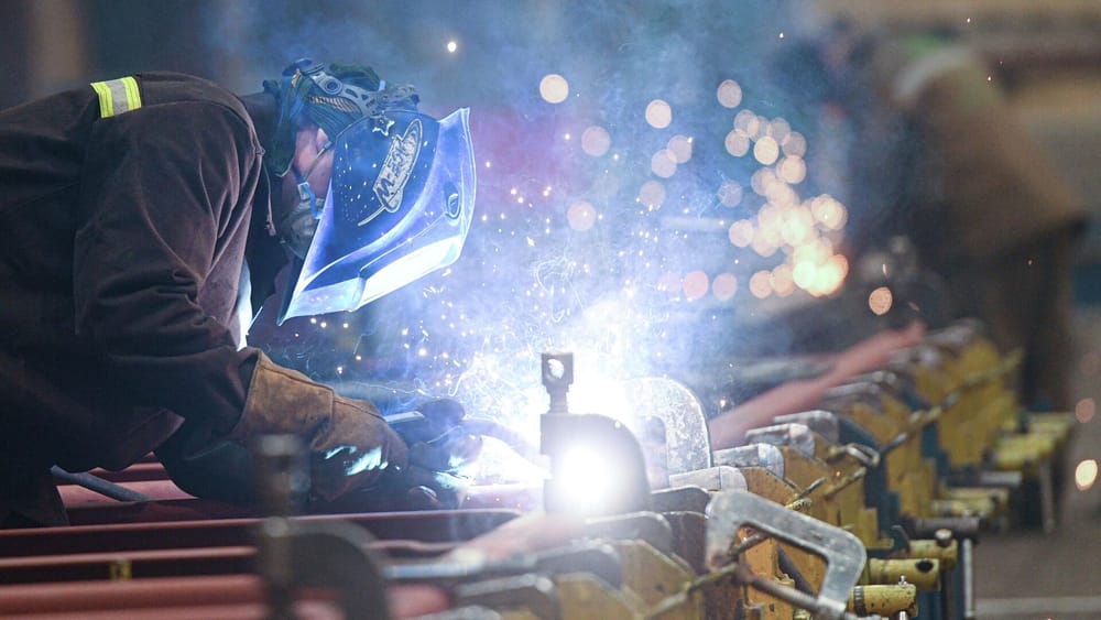 Заявленные зарплаты сварщиков в КР выросли за год на 23% – до 56 тысяч сомов изображение публикации