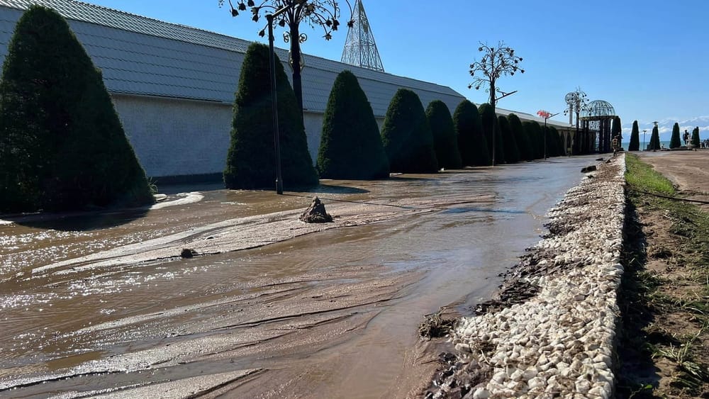 Селевые потоки затопили культурный центр «Рух Ордо» – ФОТО изображение публикации