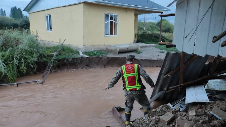 Сели привели к затоплению домов в Тонском и Джети-Огузском районах изображение публикации