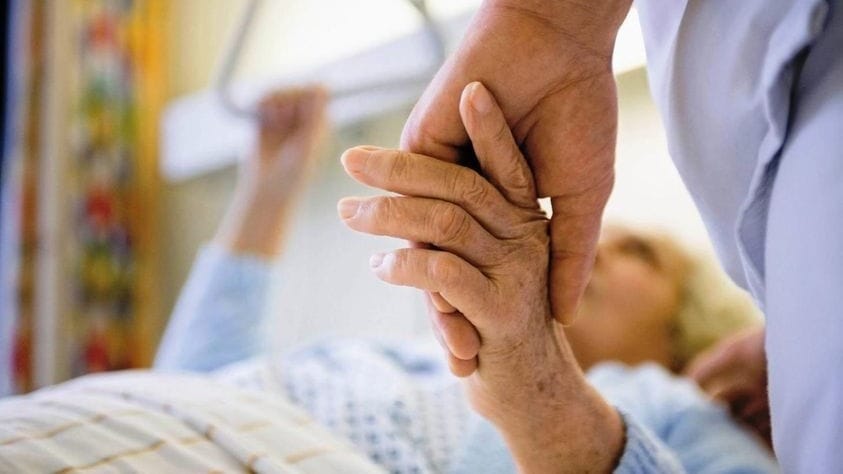 Минсоцтруда: Выплаты персональным ассистентам в КР достигли 763 млн сомов изображение публикации