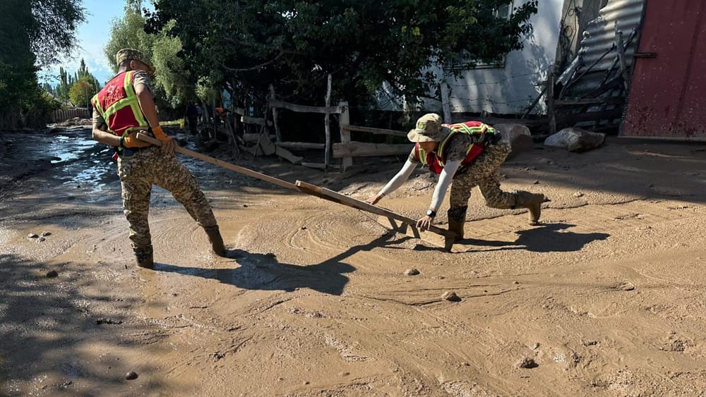 На Иссык-Куле полностью очистили от грязевой массы 159 домов изображение публикации