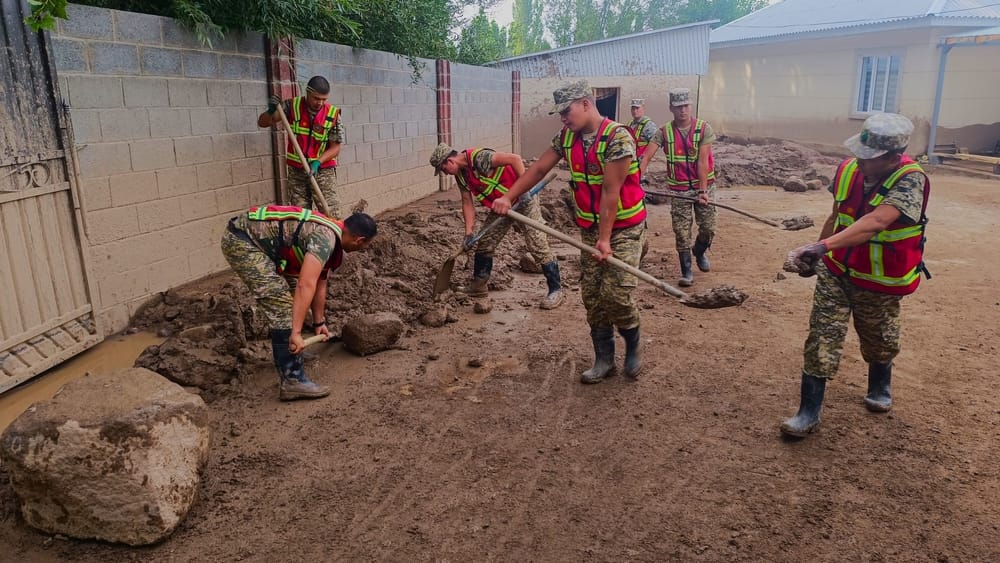 Шестой день подряд продолжается устранение последствий наводнений на Иссык-Куле изображение публикации