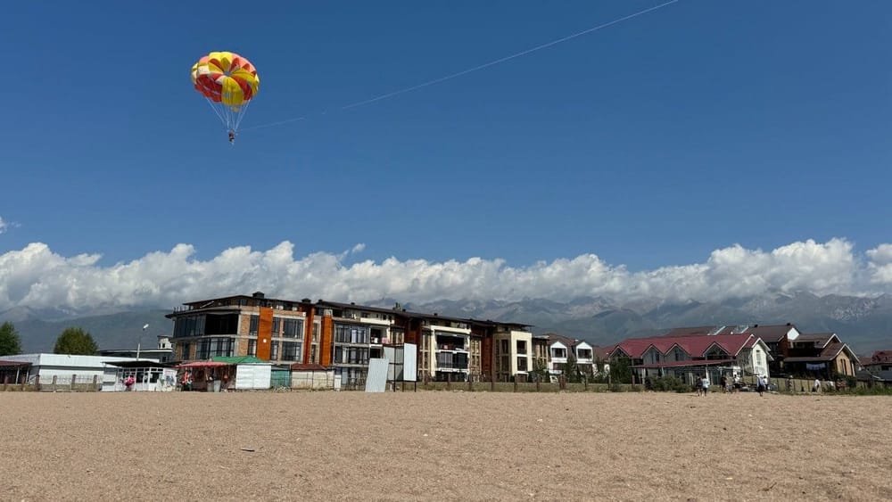 Запрет не соблюдается: на Иссык-Куле продолжаются полеты на парашютах изображение публикации