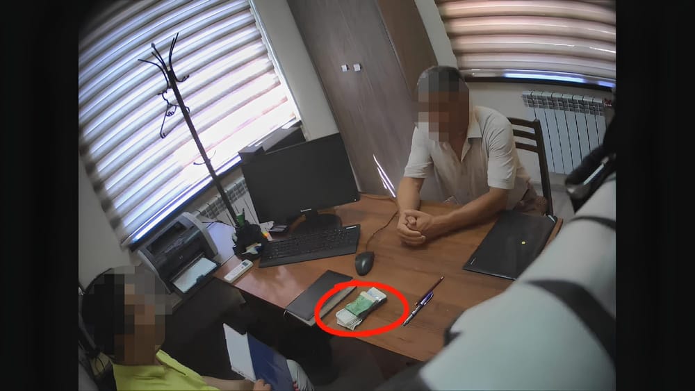 Задержан инспектор транспортного контроля – пытался откупиться от сотрудника ГКНБ за 200 тысяч сомов изображение публикации