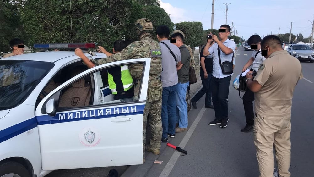 В Балыкчы задержали сотрудников ГУОБДД за взятки в разгар турсезона изображение публикации