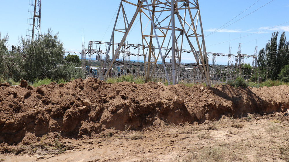 Подстанцию «Чолпон-Ата» очистили от песка и грязи – для будущей защиты прорыт канал изображение публикации