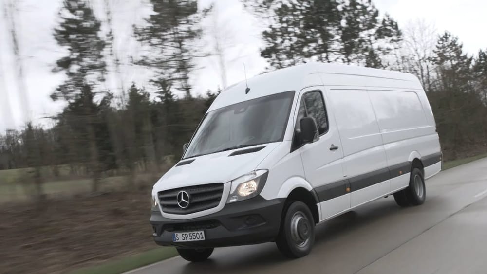 Микроавтобус гражданина Узбекистана конфисковали в КР за контрабанду тканей изображение публикации