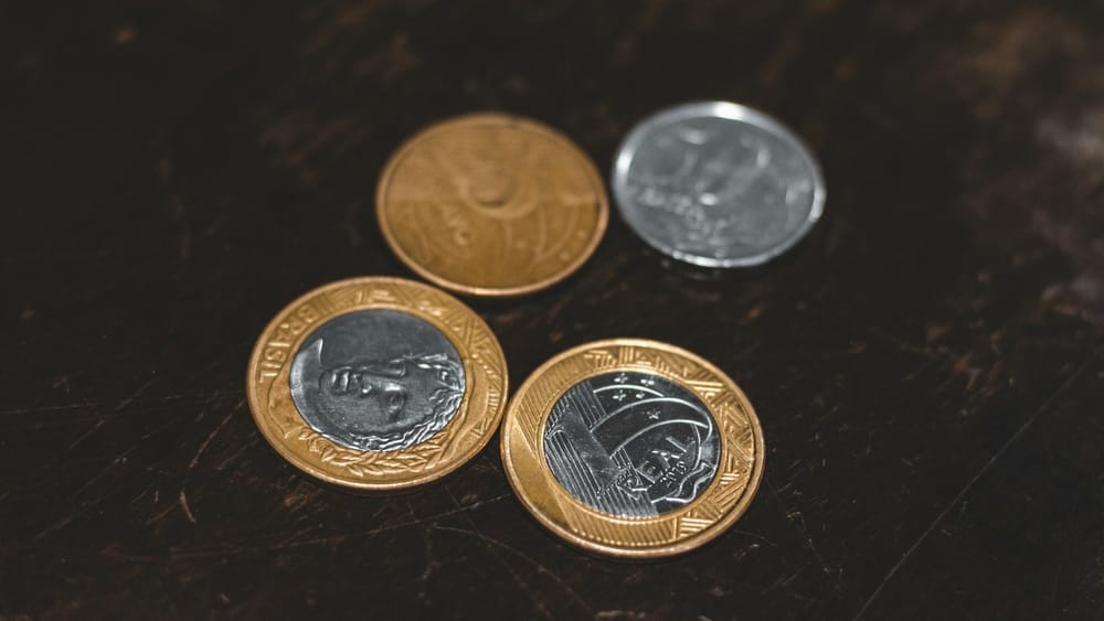 К каким валютам мира просел и укрепился сом за неделю? Обзор изображение публикации