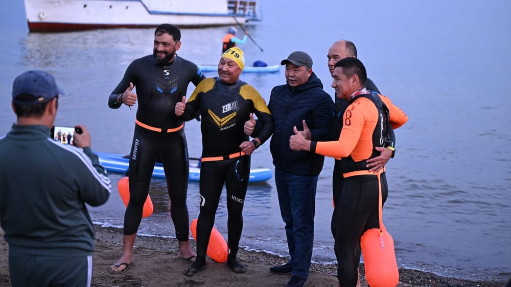 Член совета директоров «Кумтора» и экс-депутат переплыл Иссык-Куль изображение публикации